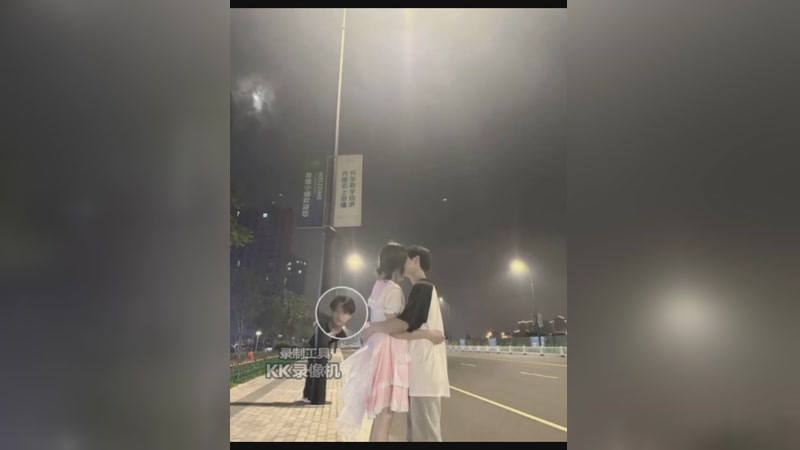 可爱的情侣合照小仙女和小仙男在晚上夜灯下接吻太浪漫了女孩穿的洛丽塔像童话里公主一样美